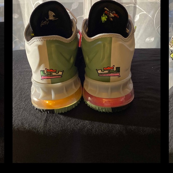 Lebron 18 bugs vs marvin - Picture 3 of 7